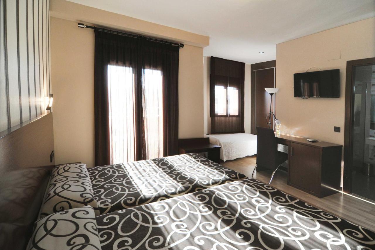 Hotel Ciudad De Пласенсія Екстер'єр фото
